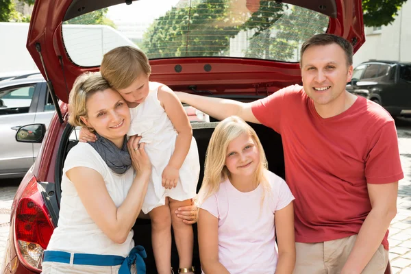 Familia feliz viajando en coche — Foto de Stock