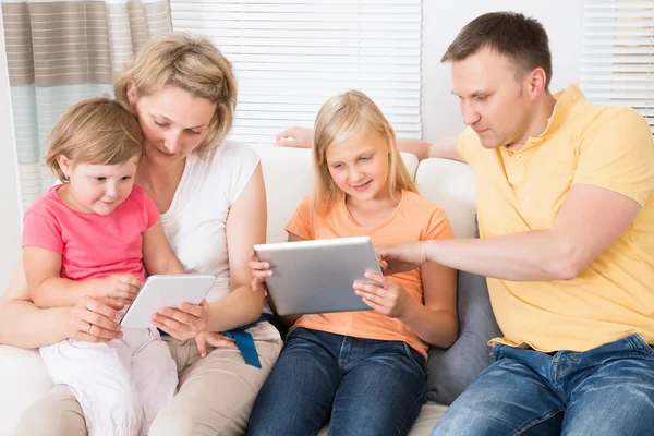 Jonge familie samen met behulp van Tablet PC — Stockfoto