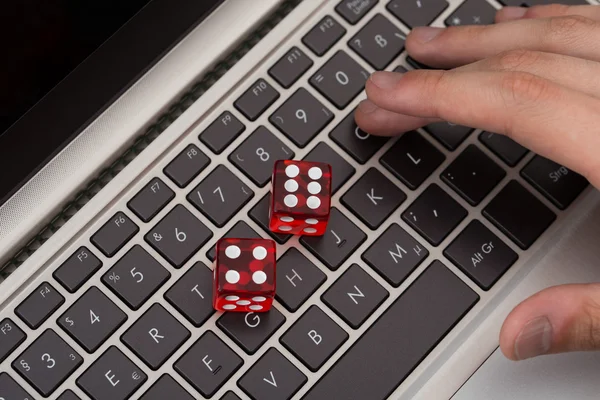 Rode spel dobbelstenen op laptop — Stockfoto