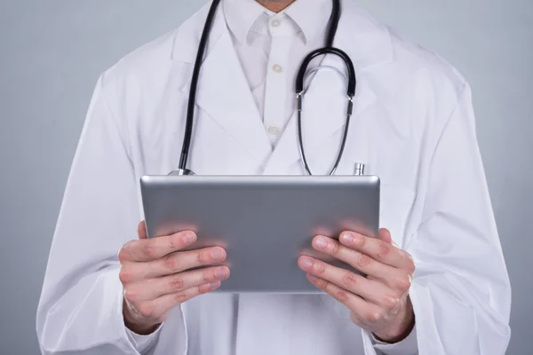 Retrato del doctor confiado sosteniendo la tableta digital — Foto de Stock