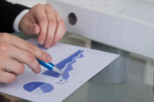 Empresário analisando gráfico na mesa — Fotografia de Stock