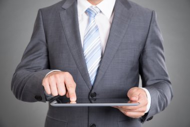 실업가 손을 잡고 태블릿 컴퓨터