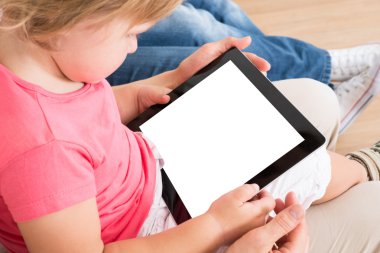 küçük kız dijital tablet kullanma