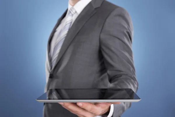 Affärsman händer som håller tablet PC — Stockfoto