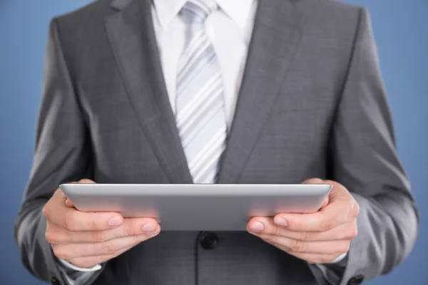 Geschäftsmann hält Tablet-Computer in der Hand — Stockfoto