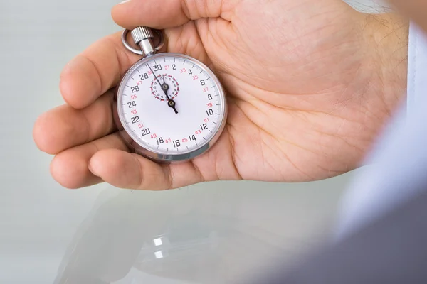 Unternehmensberater mit Stoppuhr — Stockfoto