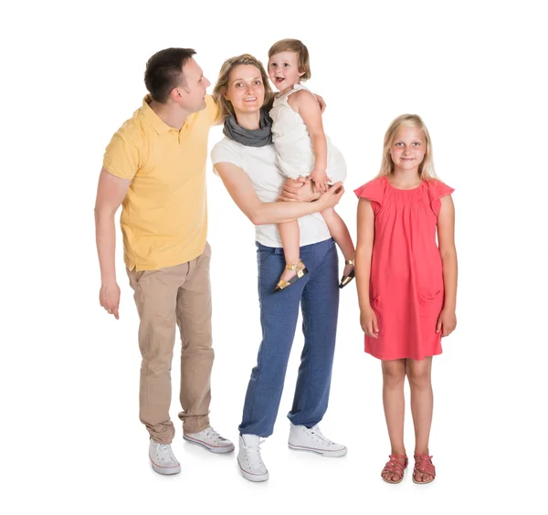 Gelukkige jonge familie samen met kinderen — Stockfoto