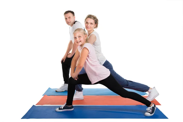 Jovem família fazendo exercícios de alongamento — Fotografia de Stock