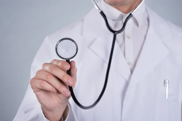 Médico masculino segurando estetoscópio — Fotografia de Stock