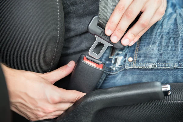 Homme attachant la ceinture de sécurité en voiture — Photo