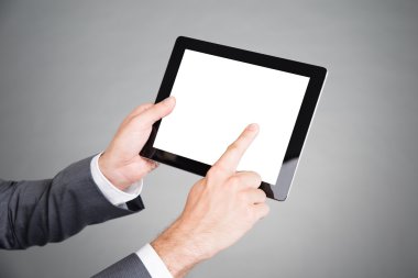 Tablet bilgisayar ekranında gösteren bir el