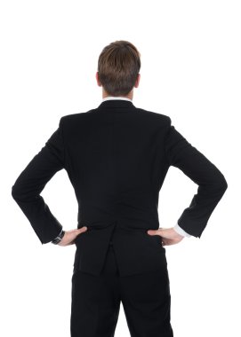 Kendine güvenen işadamı ellerle kalça üzerinde duran