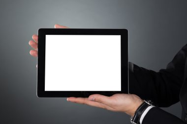 boş ekran ile dijital tablet tutan işadamı