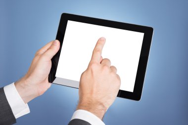 Tablet bilgisayar ekranında gösteren bir el