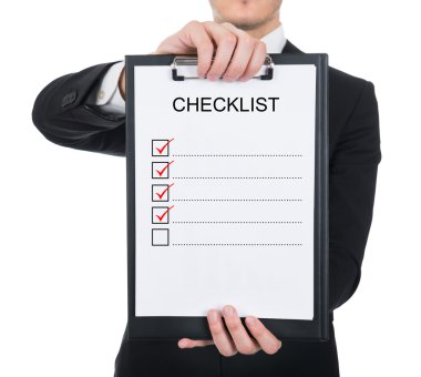 Pano kontrol listesi ile tutan işadamı