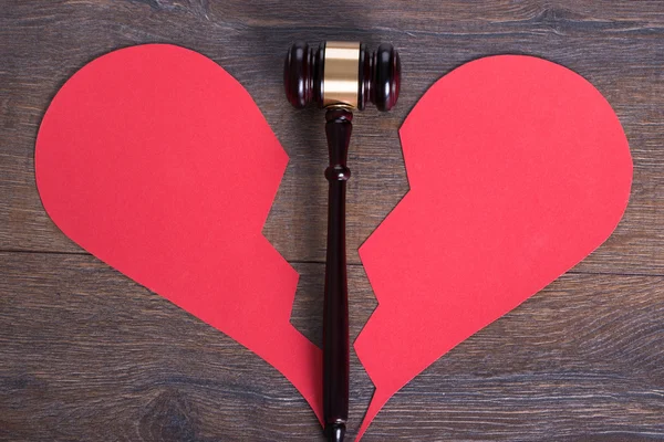 Gavel et coeur dans le concept de divorce — Photo