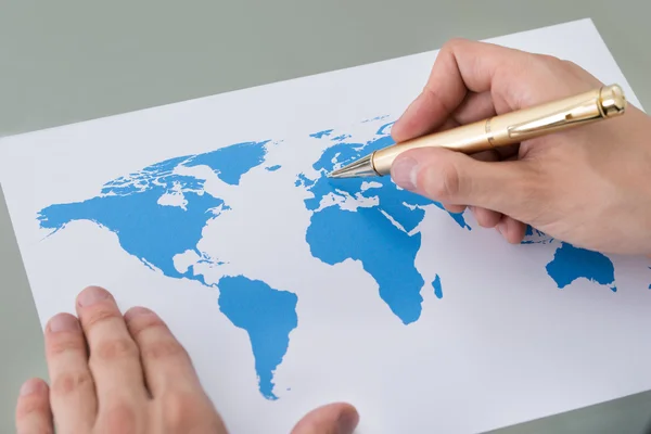 Lugares de marcado de hombre de negocios en el mapa del mundo — Foto de Stock