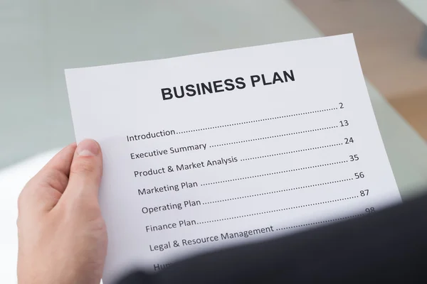 Biznesmen czytanie Biznes Plan — Zdjęcie stockowe