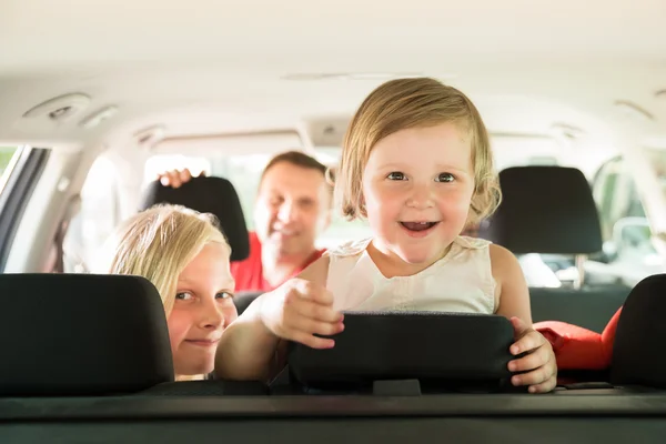 Дочь и ее семья путешествуют на автомобиле — стоковое фото