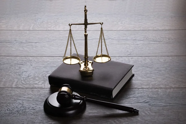 Judge gavel and scales — Stock Photo, Image