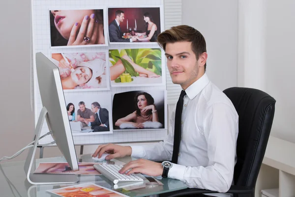 Foto-Editor mit Laptop am Schreibtisch — Stockfoto