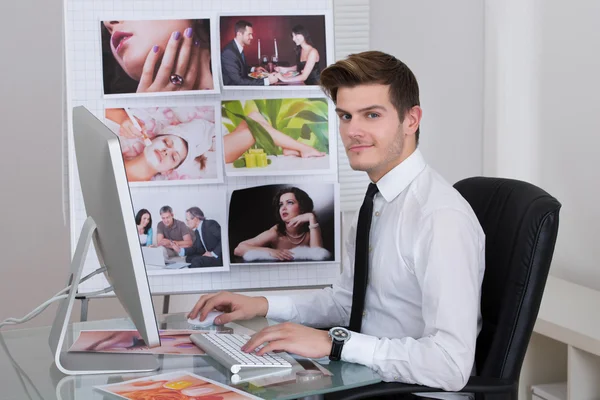 Foto redaktör med laptop på skrivbordet — Stockfoto