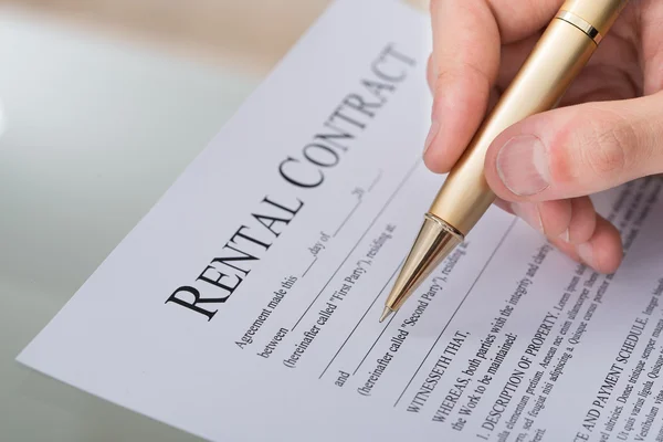 Formulário de contrato de aluguer de enchimento manual — Fotografia de Stock