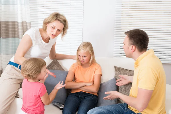 Irritado perturbado família tendo argumento — Fotografia de Stock