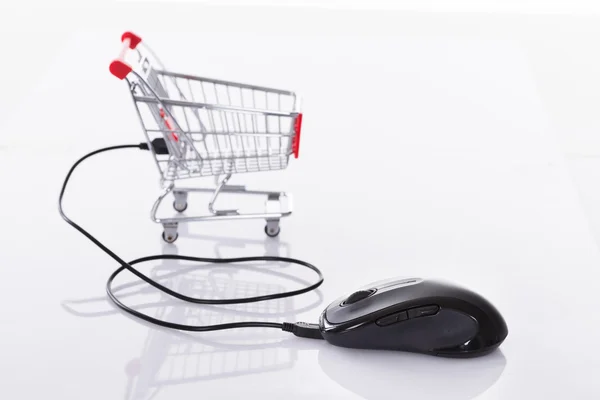 Computer mouse connected to shopping cart — Stock Photo, Image