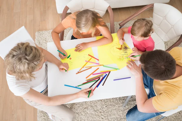 Giovani famiglia disegno insieme con i bambini — Foto Stock