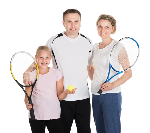 Молодая семья с теннисными ракетками — стоковое фото