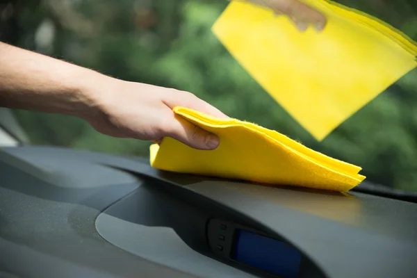 Homme nettoyage intérieur de voiture avec tissu — Photo