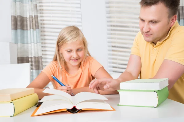 Otec pomáhající dceři s úkoly — Stock fotografie