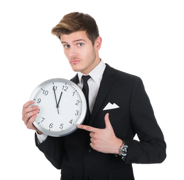 Портрет бизнесмена, указывающего на часы — стоковое фото