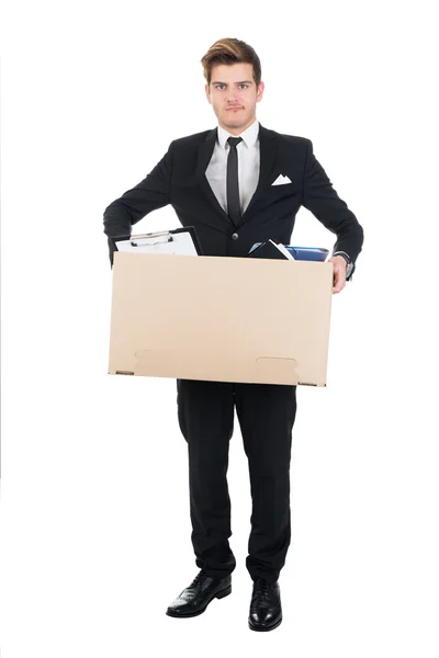 Πορτρέτο του αυτοπεποίθηση επιχειρηματίας που μεταφέρουν κουτί από χαρτόνι — Φωτογραφία Αρχείου
