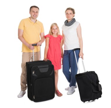 Genç aile Bagaj ile ayakta