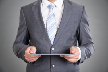 실업가 손을 잡고 태블릿 컴퓨터