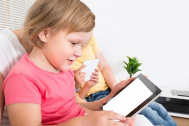 küçük kız dijital tablet kullanma