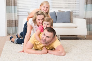 Mutlu genç aile Lyingon halı