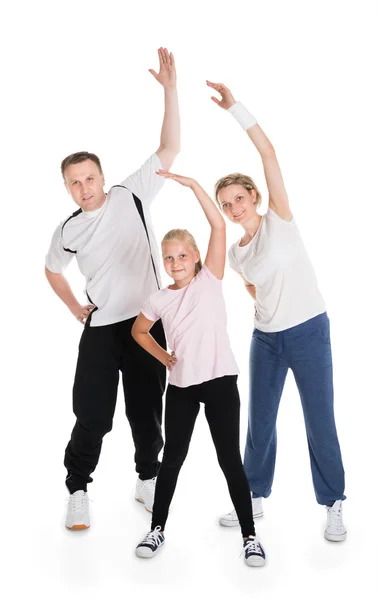 Fiatal család fitness elvégzésében — Stock Fotó