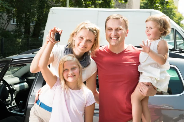 Lycklig familj reser med bil — Stockfoto