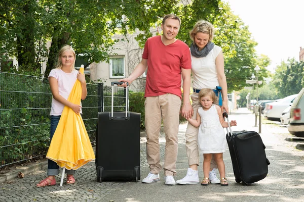 Gelukkige jonge familie gaat op vakantie — Stockfoto