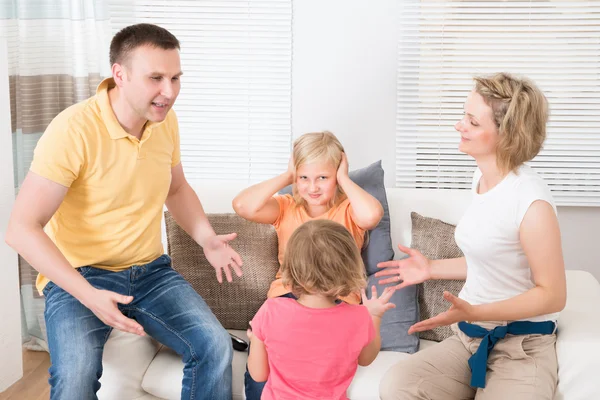 Irritado perturbado família tendo argumento — Fotografia de Stock