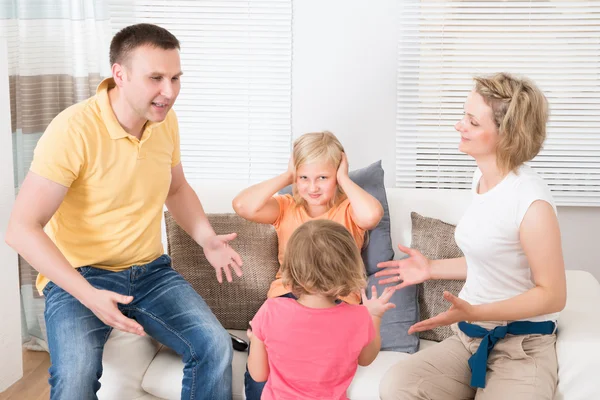 Arrabbiato sconvolto famiglia avendo argomento — Foto Stock