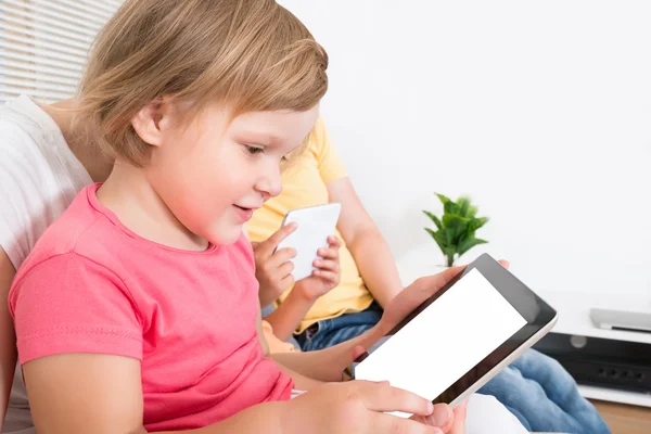 Niña pequeña usando tableta digital —  Fotos de Stock