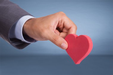 Kalp şekli tutan el