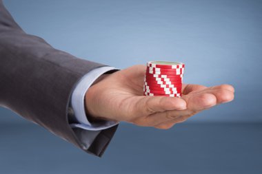 Casino fişleri tutan el