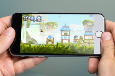 Eller iskambil kızgın kuşlar oyun üstünde elma iphone6