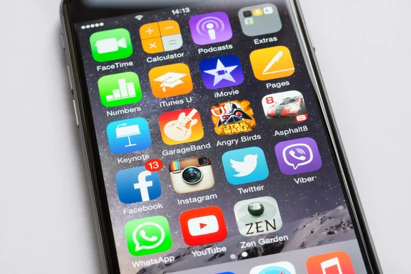 स्क्रीन पर विभिन्न ऐप्स के साथ ऐप्पल आईफोन 6 का क्लोजअप — स्टॉक फ़ोटो, इमेज