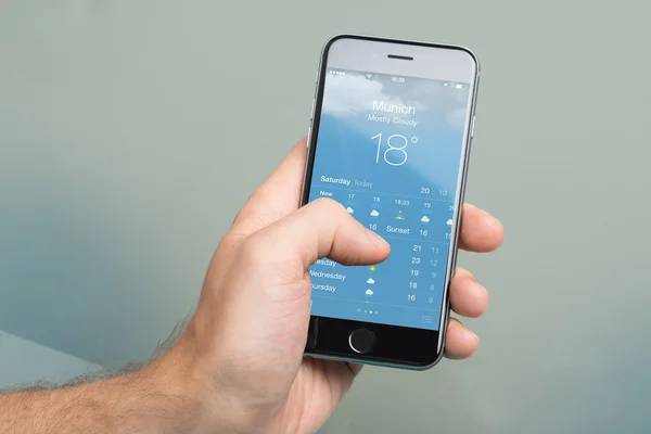 Hombre Comprobación del pronóstico del tiempo en el iPhone6 de Apple — Foto de Stock